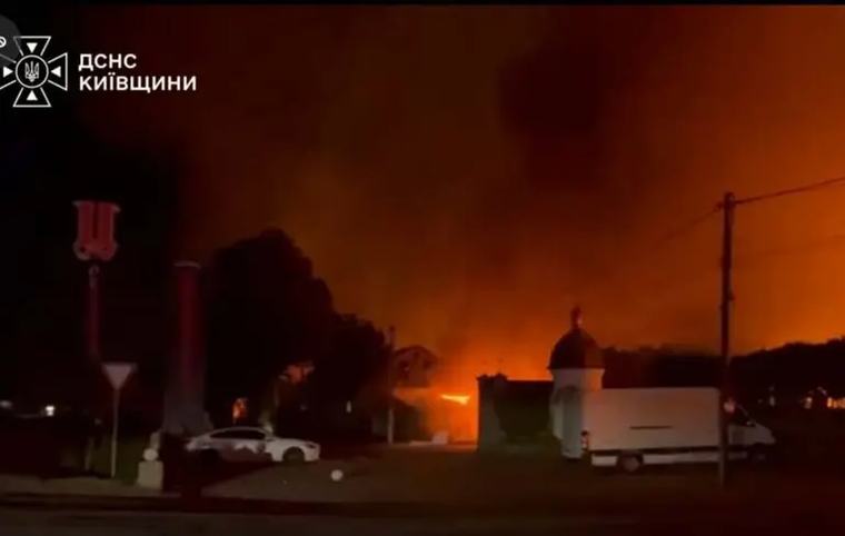 Зеленський про детонацію на Київщині: "Боєприпасів поруч із будинками бути не може"