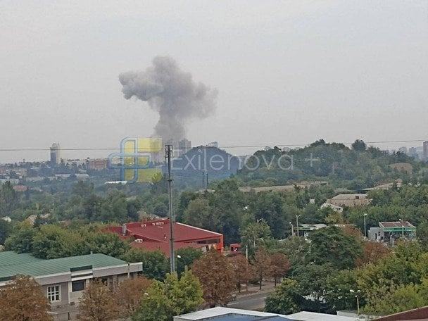 В окупованому Донецьку пролунали потужні вибухи: що відомо про влучання (фото, відео)