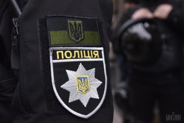 Поліцейські наїхали на чоловіка, який ліг під колеса їхнього авто: чим закінчився конфлікт на Дніпропетровщині