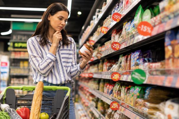Що роблять із протермінованими продуктами в супермаркетах: чи можна їх продавати — цікаво знати