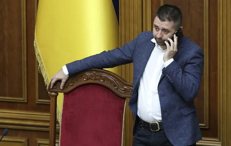 Очолює монобільшість, але не описав, як вона працює: Гарань розібрав наукову роботу Арахамії