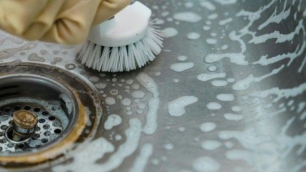 Як швидко прочистити раковину на кухні та позбутися неприємного запаху