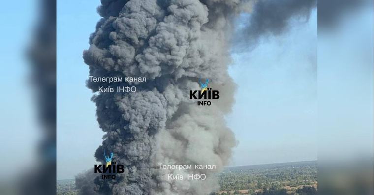 Стовп чорного диму видно за кілометри: під Києвом вирує масштабна пожежа (відео)