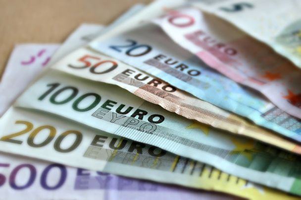 Українцям у країні ЄС можуть виплатити понад 5 тисяч євро: хто має право