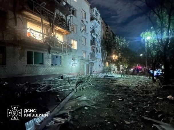 Вибиті вікна, розкидані речі і згорілі авто: наслідки жахливої атаки на Бориспіль (фото)