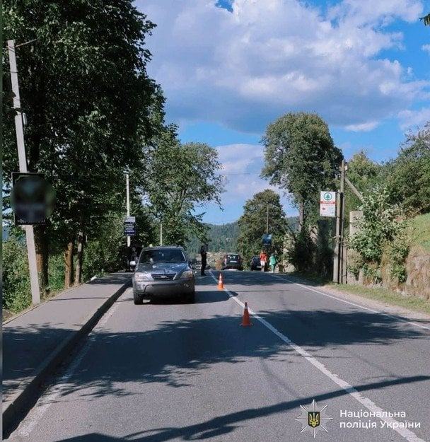Страшна трагедія на Прикарпатті: авто вилетіло на тротуар і збило школярок — одна померла після 5 днів коми