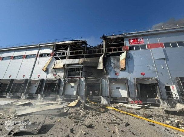 Посеред дня росіяни атакували термінал «Нової пошти»: що відомо