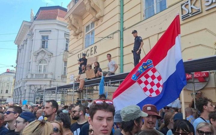 ​У Загребі десятки тисяч людей вийшли на протест через звалище