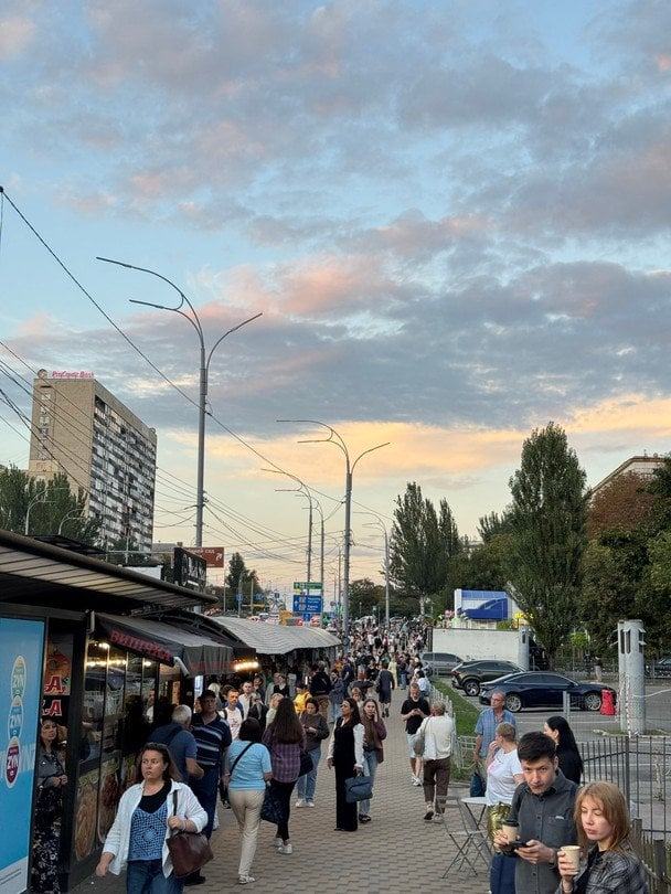 Київ паралізували кілометрові затори: через величезні черги на транспорт люди йдуть пішки (фото, відео)