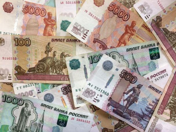 Ховають гроші під матрац: росіяни масово «вигрібають» заощадження з банків