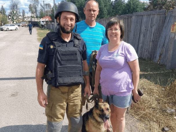 У Милі під Києвом рятувальники дістали з пастки песика, за долю якого хвилювалося все село: фото