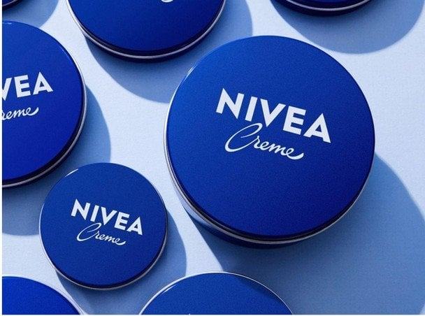 Крем у синій баночці Nivea знають усі: дерматологиня пояснила, для чого він підходить насправді