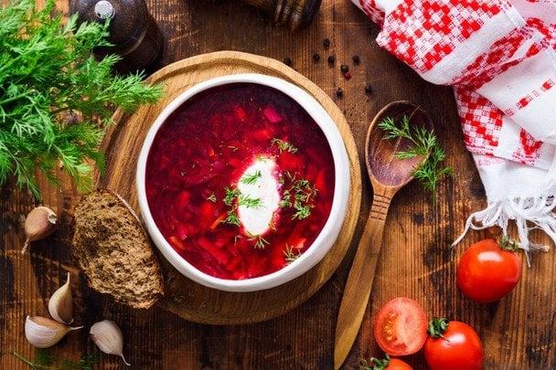 Борщ вийде вишуканим, насиченим та ароматним: додайте цю спецію замість лаврового листу