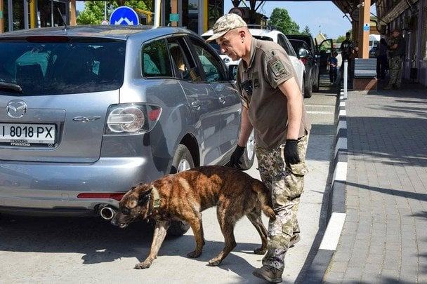 Чоловік у розшуку ТЦК хоче повернутися до України: чи затримають його на кордоні