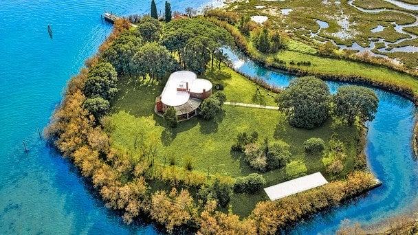 Власний острів за сім кілометрів від Венеції виставили на продаж: скільки просять за фортецю