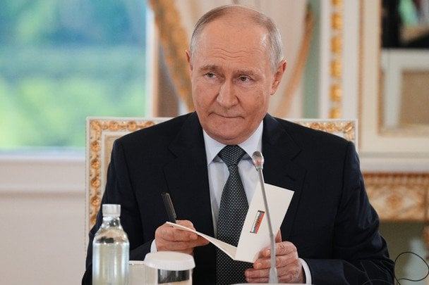 У Путіна помітили сліди від уколів на руках: що про це кажуть лікарі