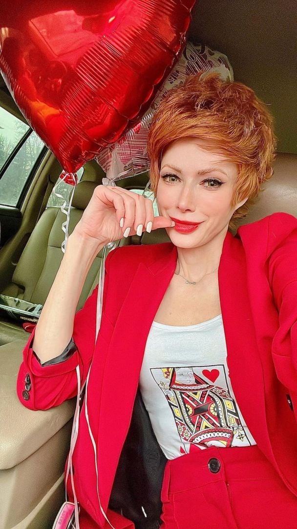 Олена-Христина Лебідь приміряла сукню, яку носила у 7 років: "Розкішний максимум"