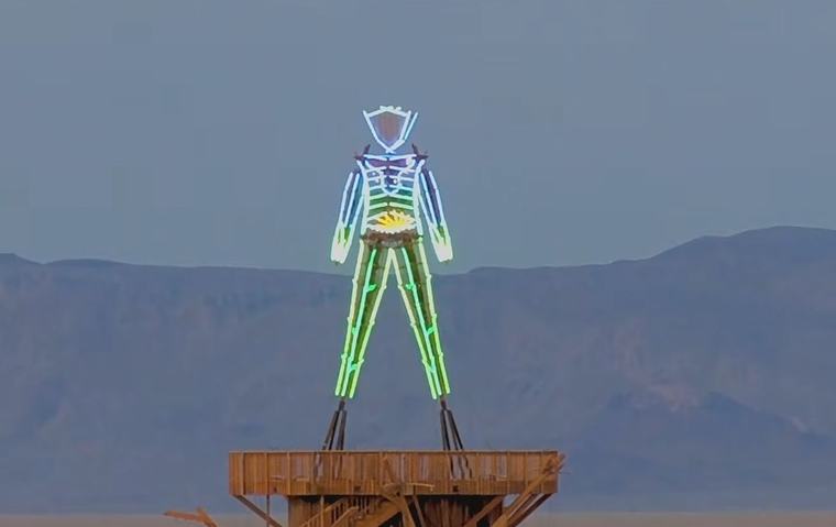 Самые яркие арт-объекты на Burning Man 2026: машина-мутант, Эйфелева башня и не только