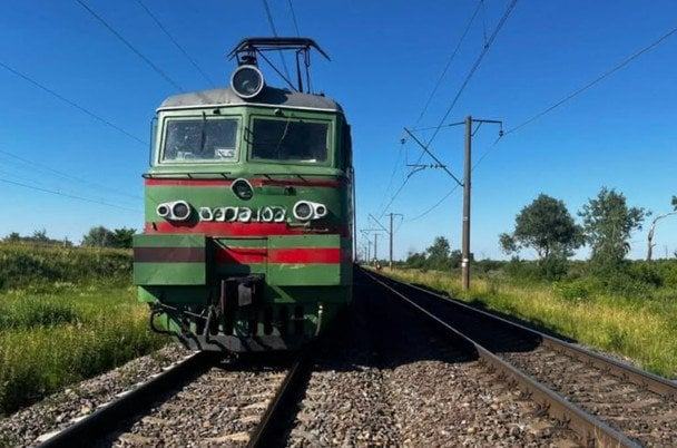 Через масовану атаку РФ десятки поїздів затримуються: найбільше — на 15 годин