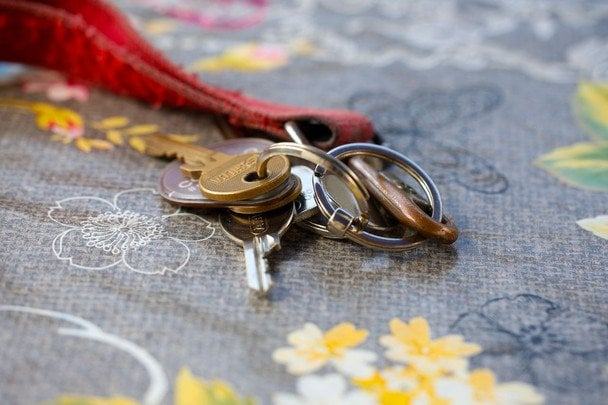 Навіщо люди бризкають оцтом на ключі: цей простий трюк має несподіване застосування