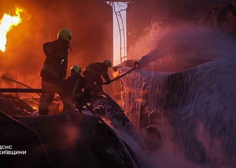 На Київщині після атаки РФ загорілося підприємство