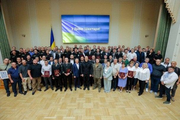 За внесок у стійкість країни: держава відзначила 21 працівника ДТЕК до Дня шахтаря