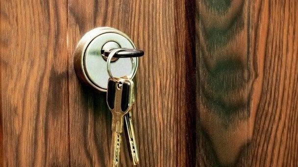 Чому ніколи не можна залишати ключ у дверях: що про це говорять експерти та народні прикмети