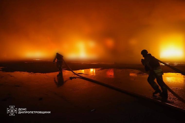 На Дніпропетровщині рятувальники всю ніч ліквідовували масштабні пожежі після російських атак безпілотниками