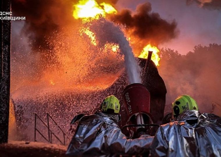 Росія атакувала склади і підприємство на Київщині