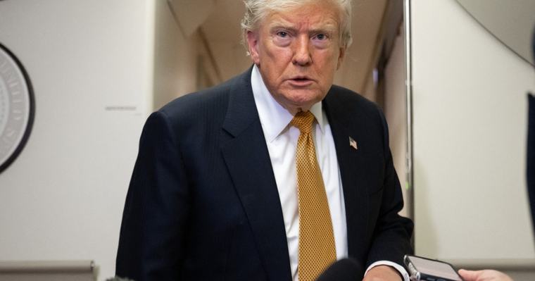 Рейтинг Трампа знову впав до рекордного мінімуму