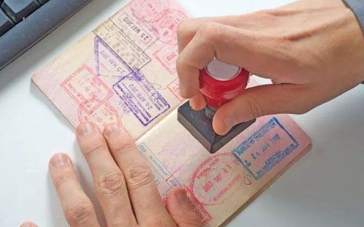Німеччина закликає ЄС суттєво скоротити видачу туристичних віз росіянам