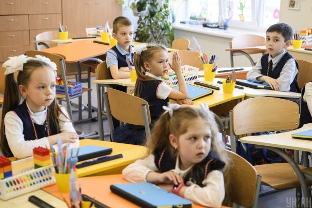 Скандал через шкільний обід набирає обертів: батьки з різних міст показали, чим годують їхніх дітей (фото)