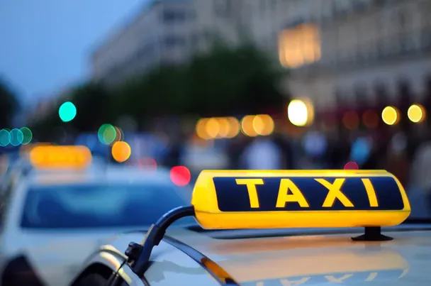 Ціни на таксі під час тривог можуть обмежити: уряд готує зміни