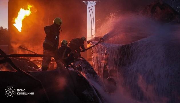 На Київщині росіяни вдарили по об'єкту інфраструктури - масштабну пожежу ліквідували
