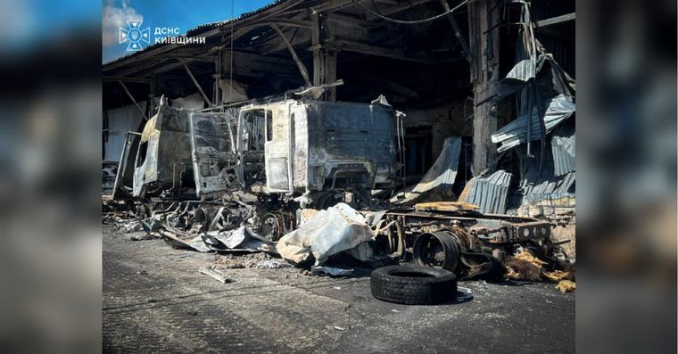 На Київщині продовжується ліквідація наслідків обстрілу: ДСНС показали шокуючі кадри