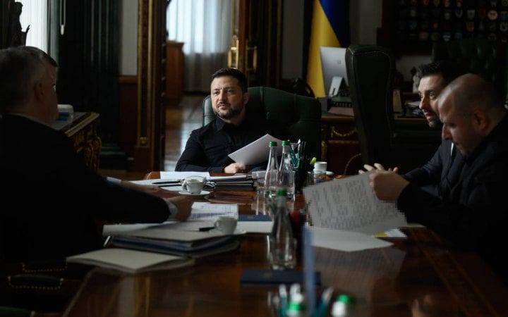 Зеленський провів нараду з переговорною групою перед зустріччю зі спецпосланцями президента США