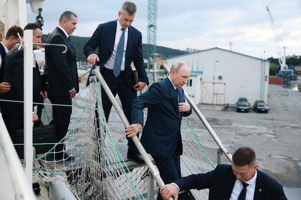 Кулемет у кортежі та бронескло біля літака: Путін панічно боїться замаху