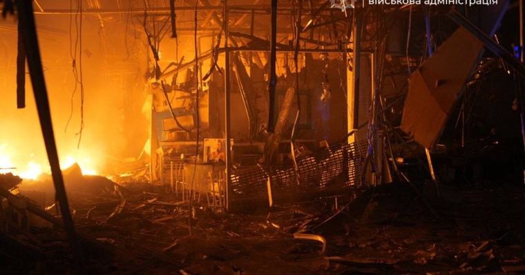 Вночі росіяни атакували ТРЦ у Запоріжжі: там спалахнула пожежа (ФОТО)