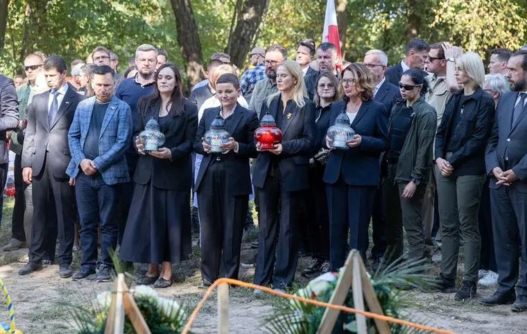 Понад рік очікування: Польща дозволила ексгумацію поховань убитих українців