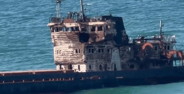 "Доплив" до Стамбула: обгорілий російський суховантаж після атаки сів на мілину (відео)