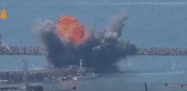 Удар у глибокому тилу РФ: українські морські дрони атаковали судно NEFRIT у Сочі (відео)