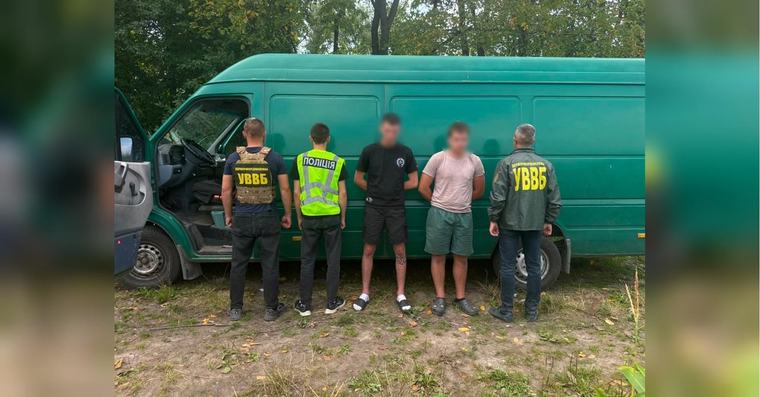 У коробках з-під бананів за 11 тисяч доларів: викрито схему для ухилянтів