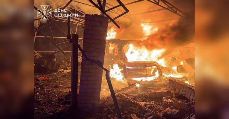 Горять ТРЦ, палають авто і склади, пошкоджені будинки: рф влаштувала масовану атаку (фото)