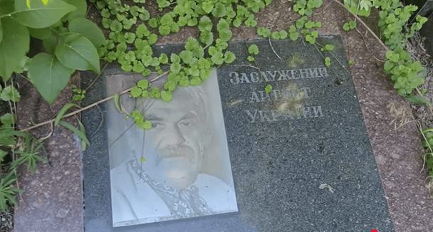 Що сталося з могилою Діда Панаса: нові кадри з Байкового кладовища здивували українців